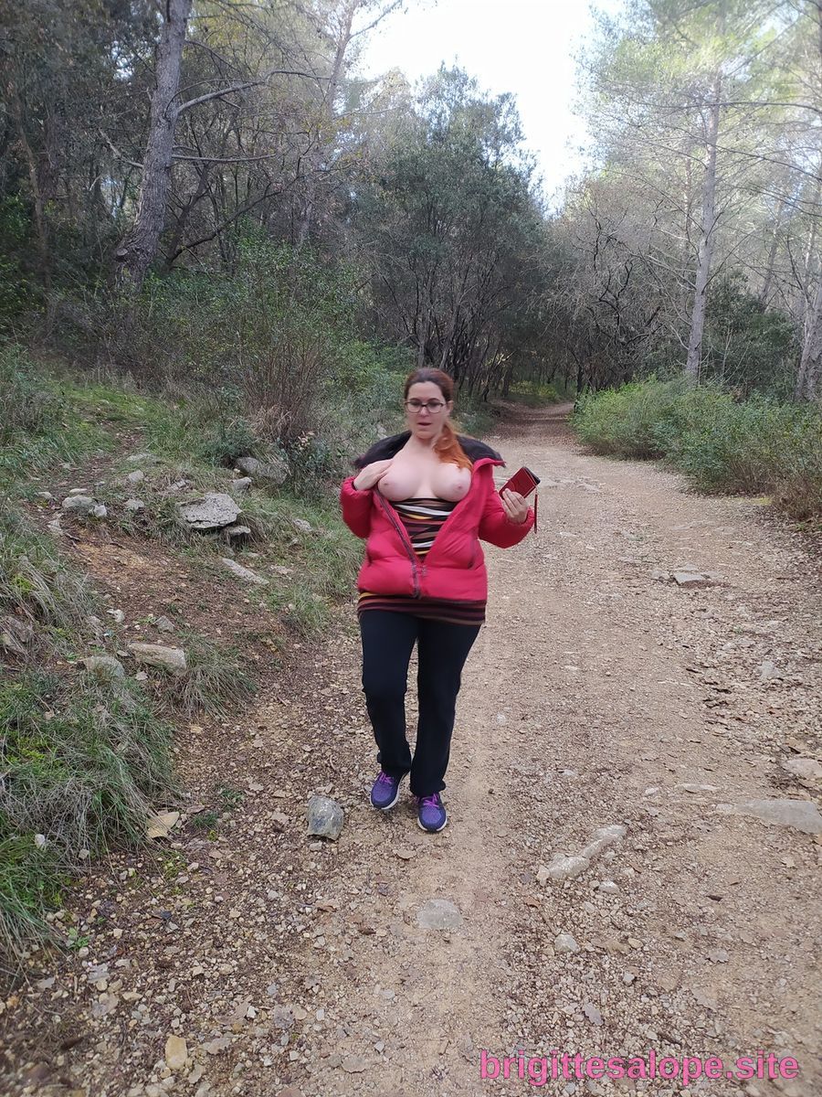 Femme en rouge sur sentier forestier — Brigitte la Salope