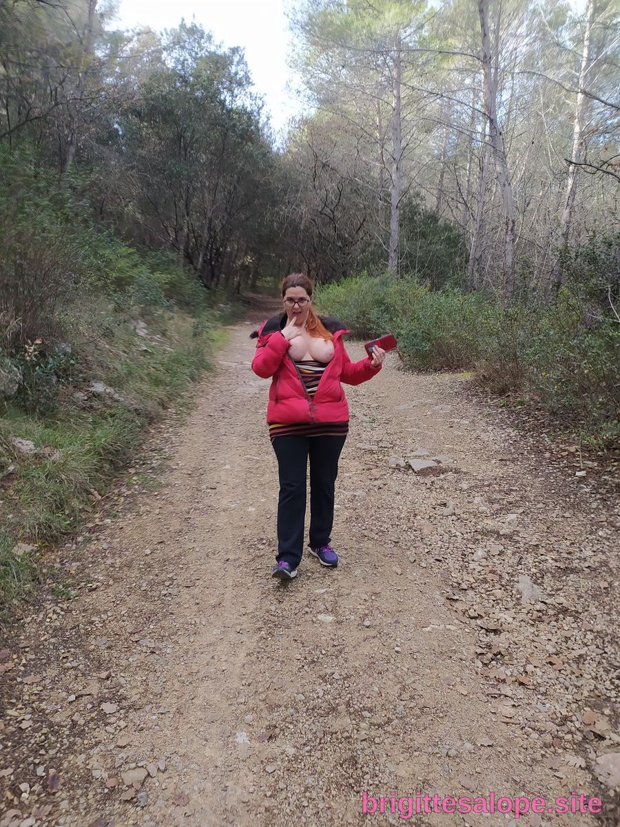 Femme en rouge dans la forêt — Brigitte la Salope