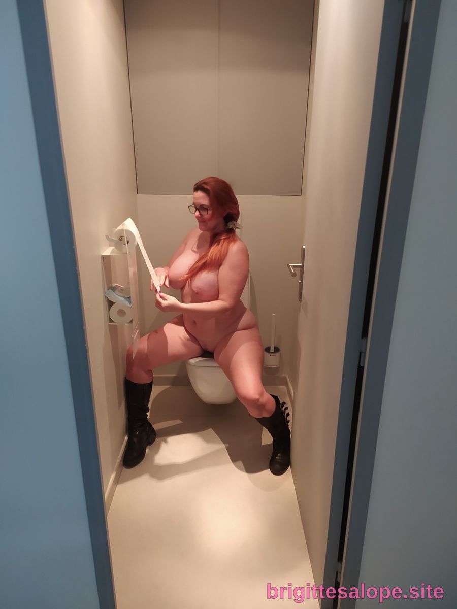 Femme nue dans un toilette étroite (photo 2241) — Brigitte la Salope