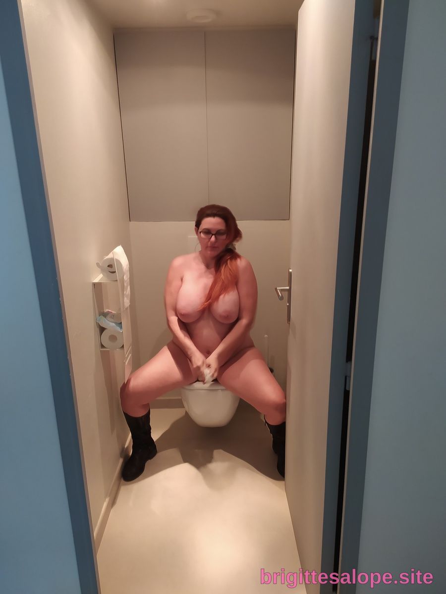 Femme nue dans la salle de bain (photo 2243) — Brigitte la Salope