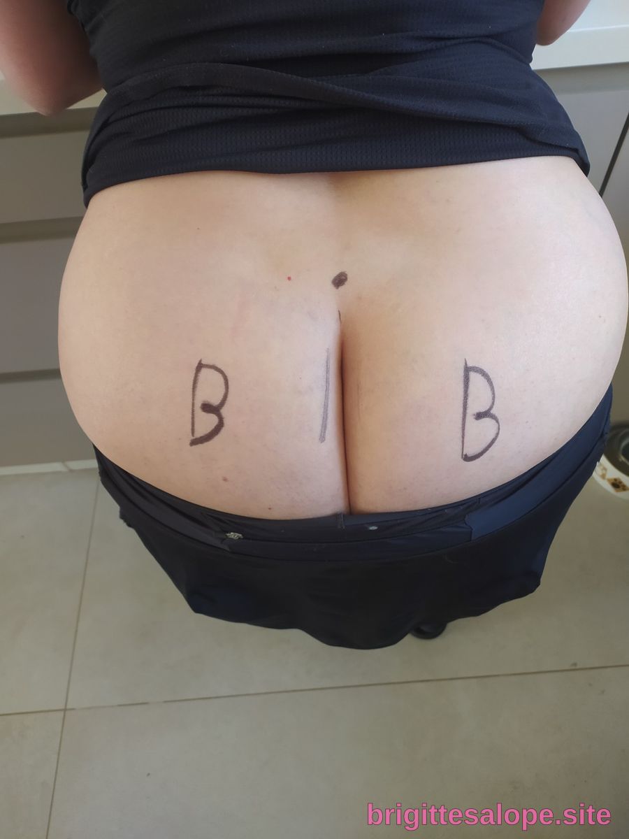 Tatouage sur les fesses — Brigitte la Salope