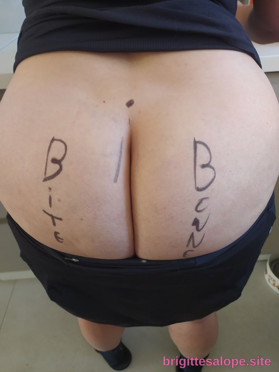 Faux message sur les fesses — Brigitte la Salope