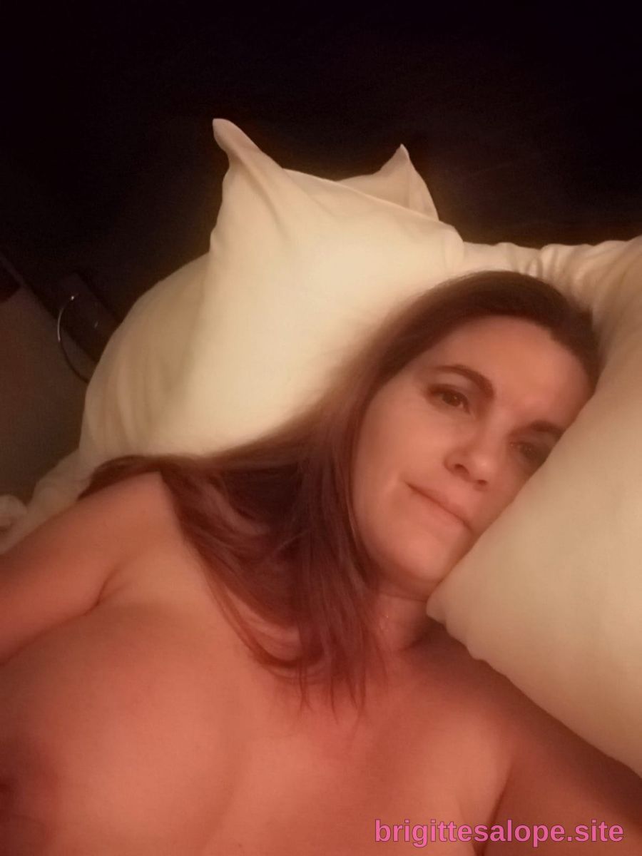 Nue dans le lit (photo 2301) — Brigitte la Salope
