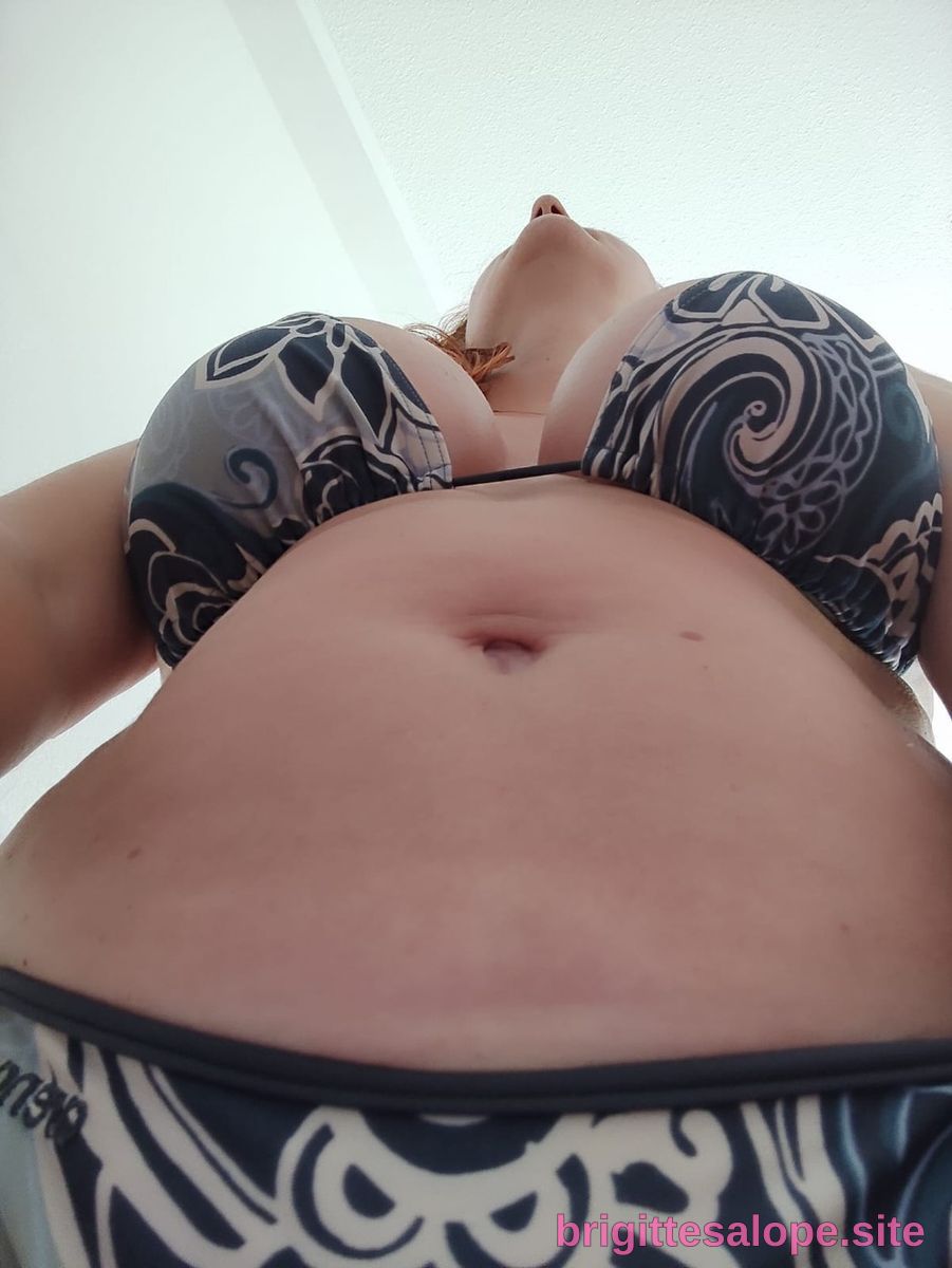 Vue basse sur une femme en lingerie — Brigitte la Salope