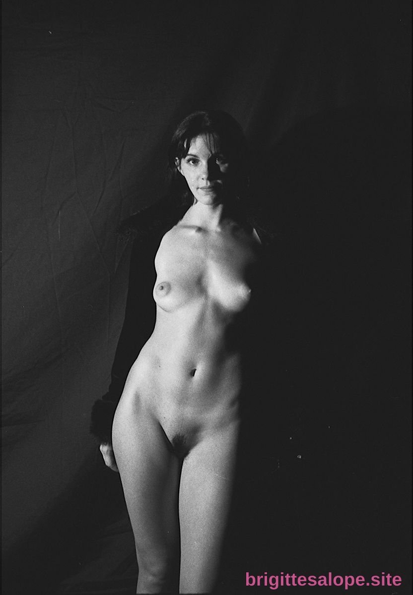 Nue dans l'ombre (photo 2342) — Brigitte la Salope