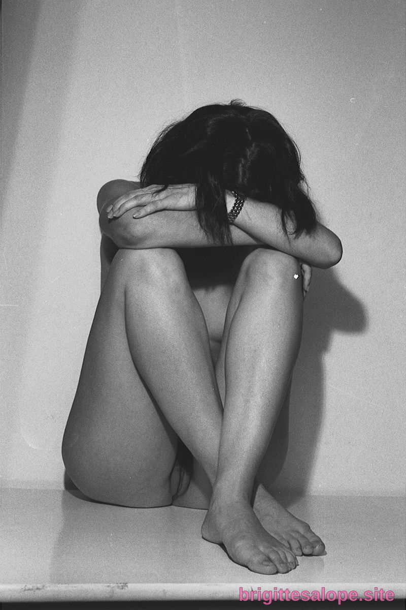 Nue et seule — Brigitte la Salope