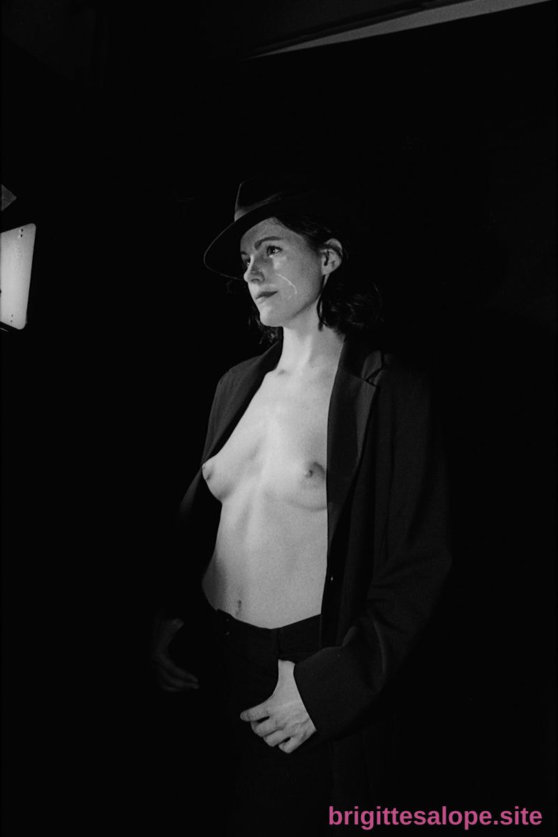 Nu dans l'obscurité (photo 2417) — Brigitte la Salope