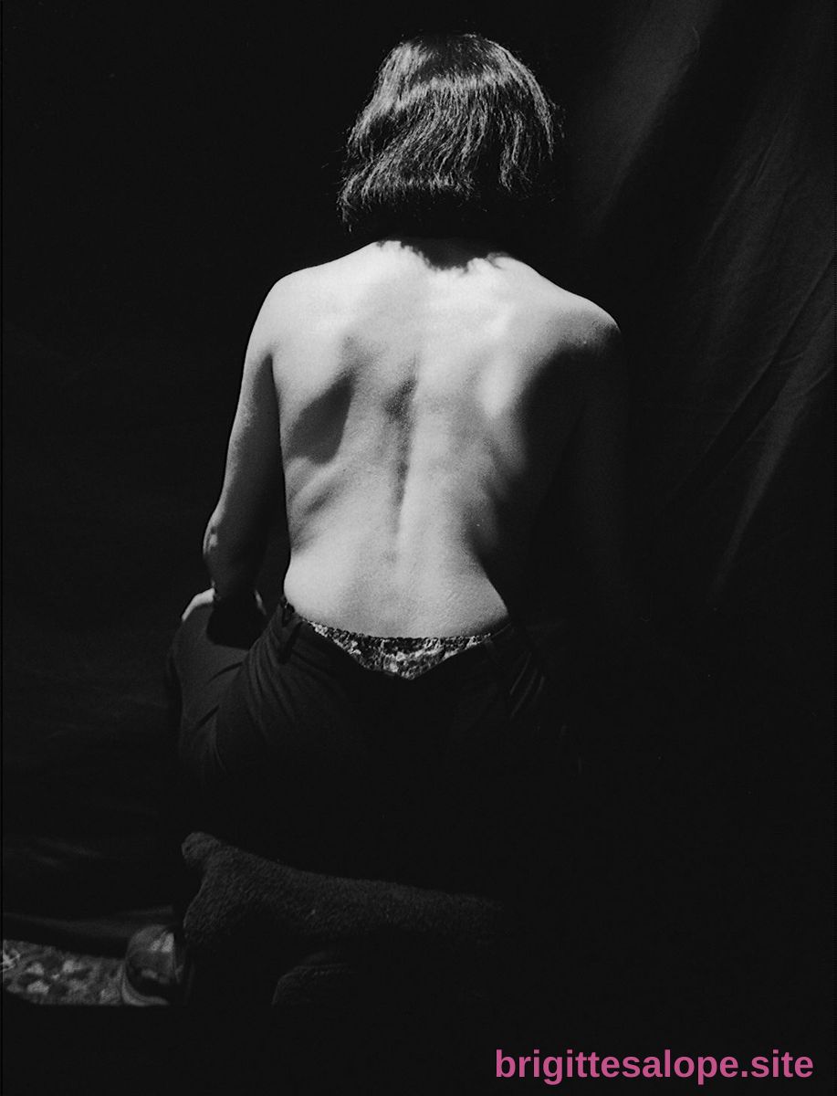Dos nu dans l'ombre — Brigitte la Salope