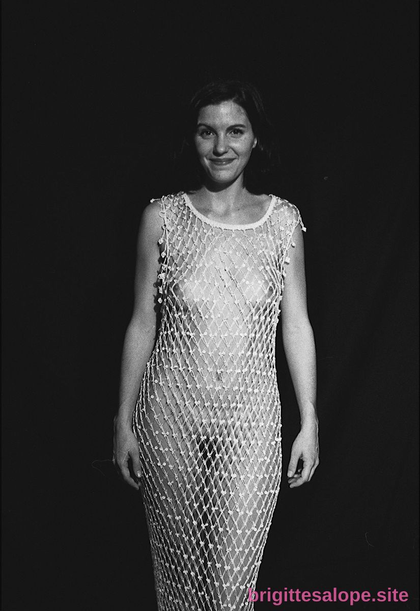 Femme en maillot de pêche noir et blanc — Brigitte la Salope