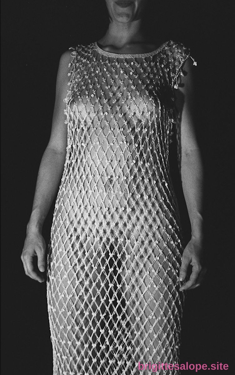Femme en robe de soirée métallique — Brigitte la Salope