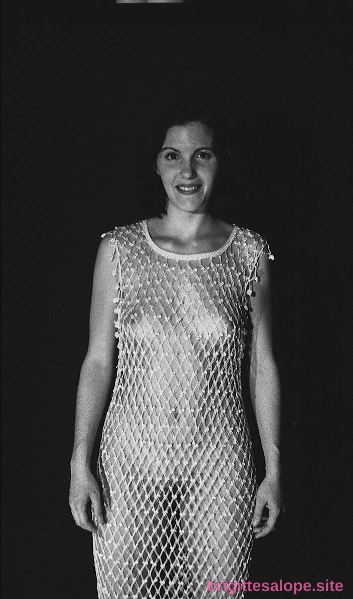 Femme en robe de soirée métallique (photo 2471) — Brigitte la Salope