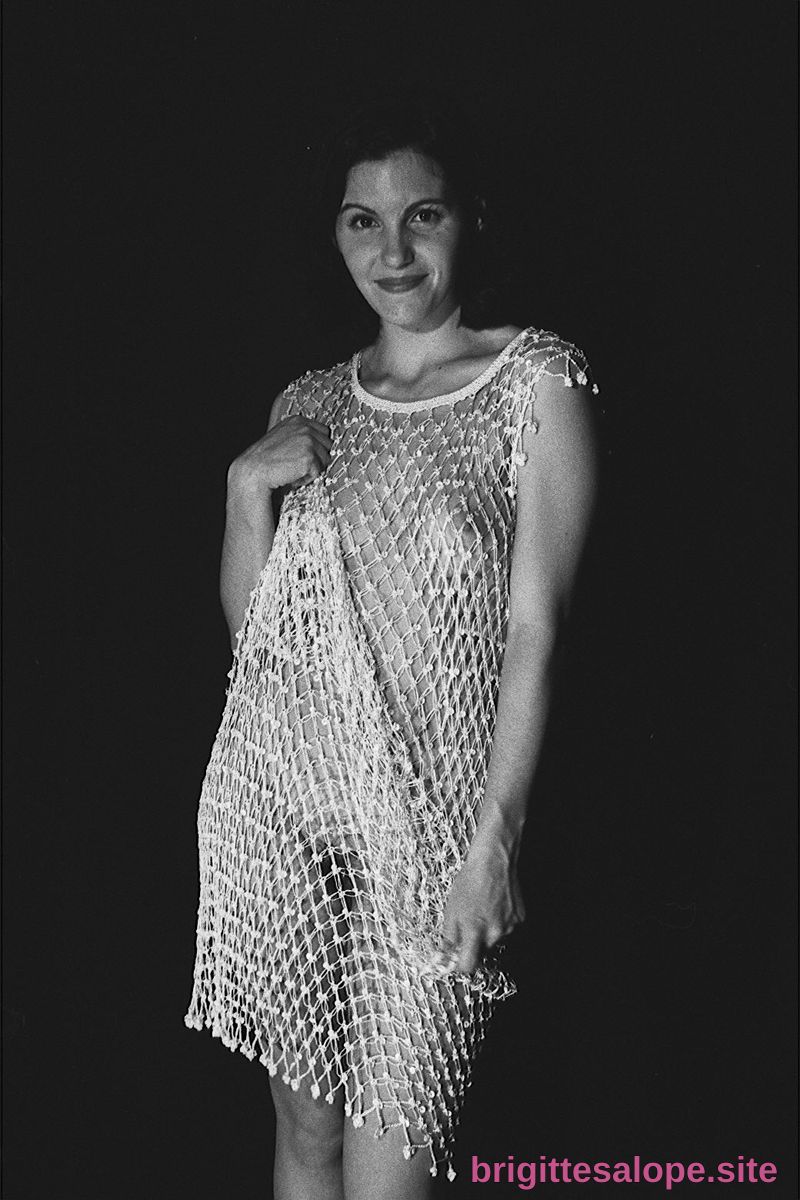 Femme en robe de soie lumineuse (photo 2472) — Brigitte la Salope