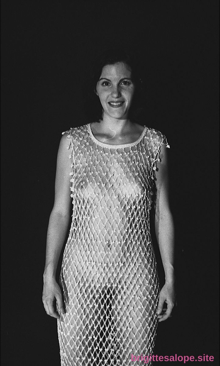 Femme en robe de soie métallique — Brigitte la Salope