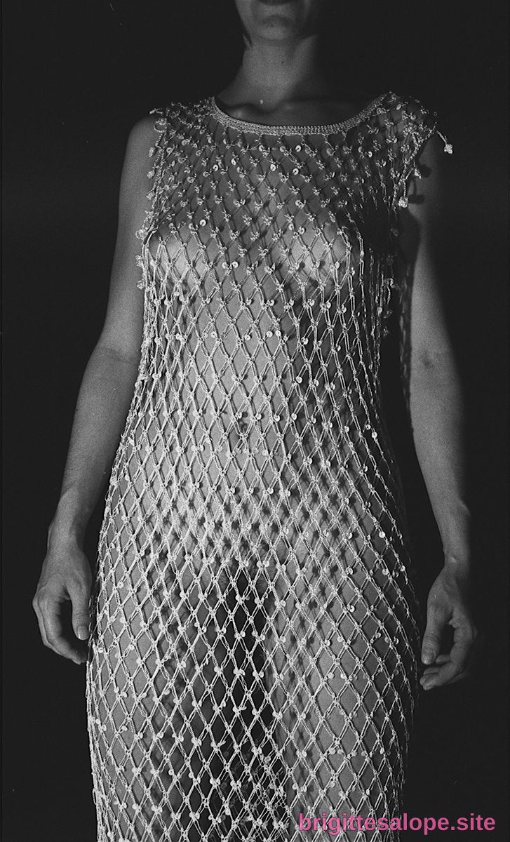 Femme en robe de soiré métallique — Brigitte la Salope