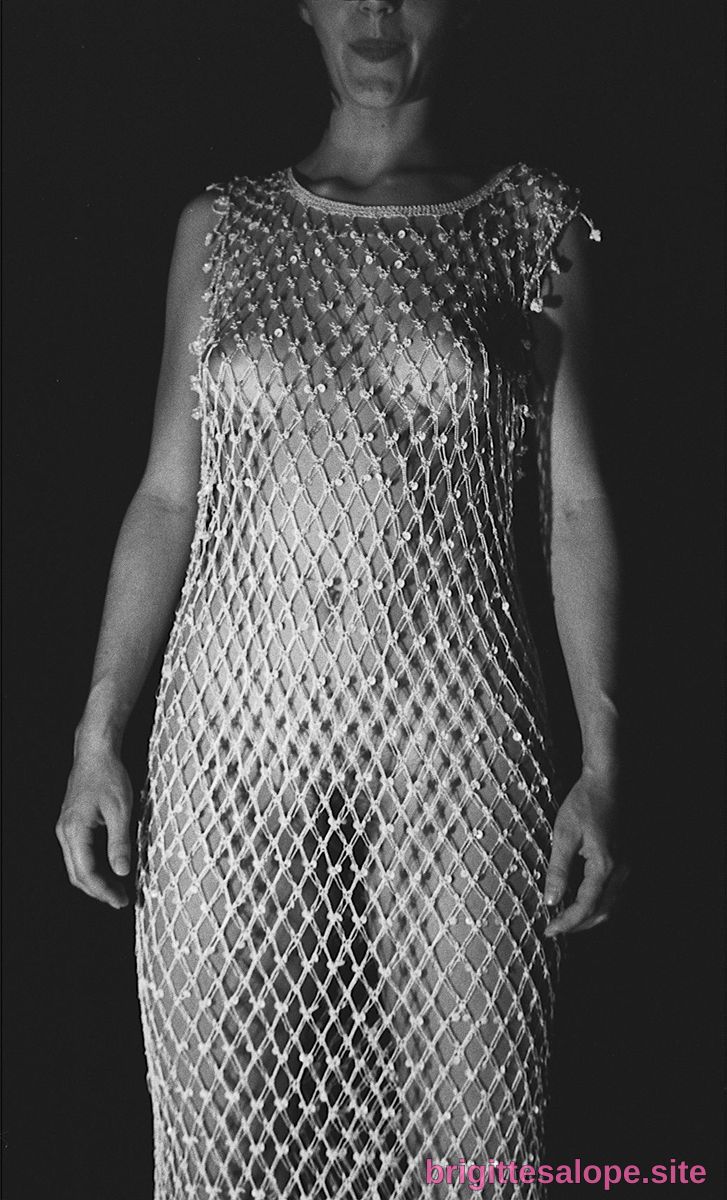 Femme en robe de soirée métallique (photo 2475) — Brigitte la Salope