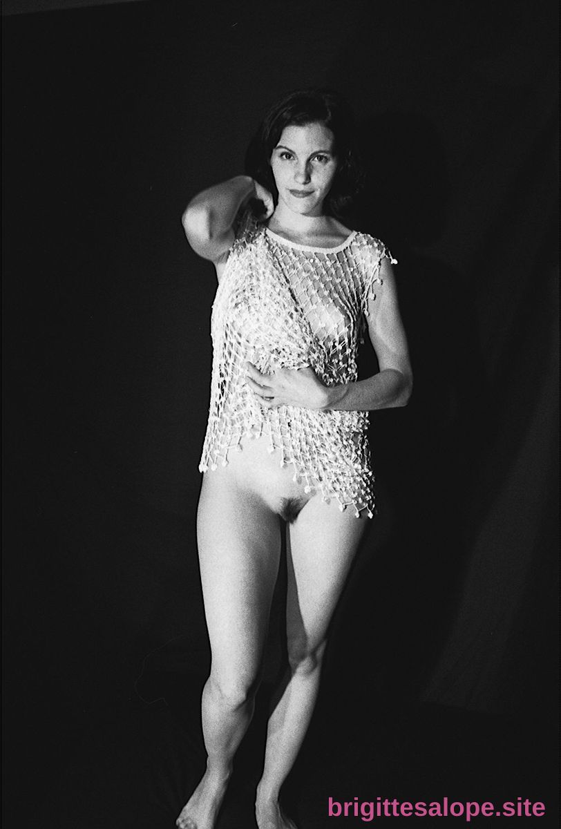 Femme nue dans un tissu de dentelle — Brigitte la Salope