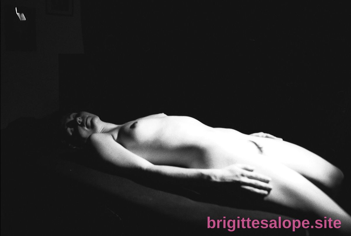 Nue sur le lit (photo 2541) — Brigitte la Salope