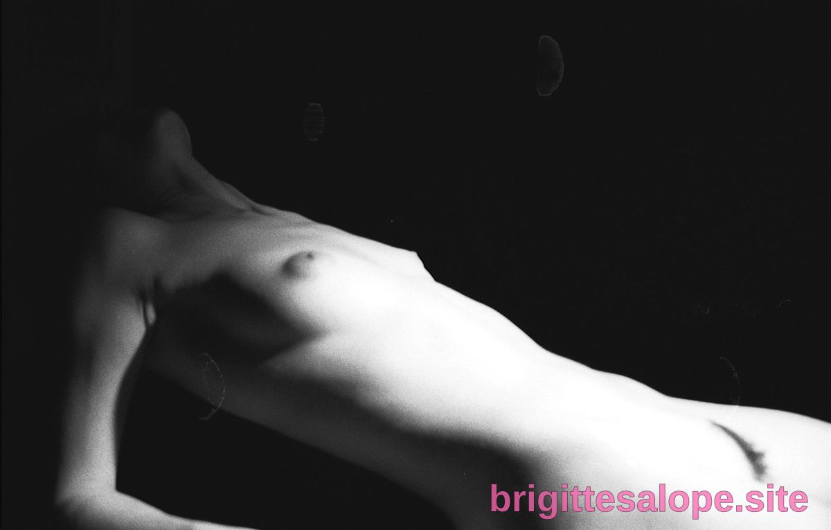 Nue sur le dos (photo 2547) — Brigitte la Salope