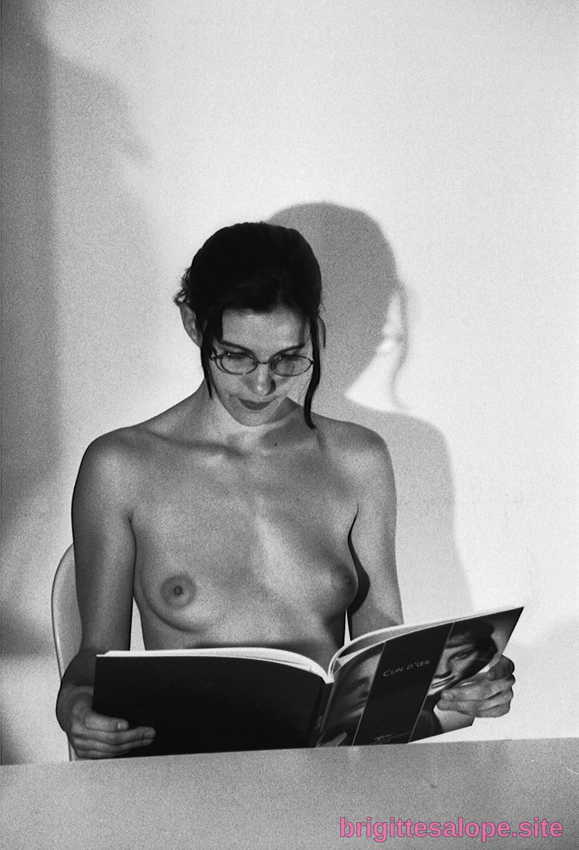 Nu avec livre — Brigitte la Salope
