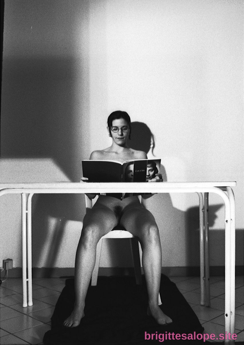 Étudiante en noir et blanc — Brigitte la Salope
