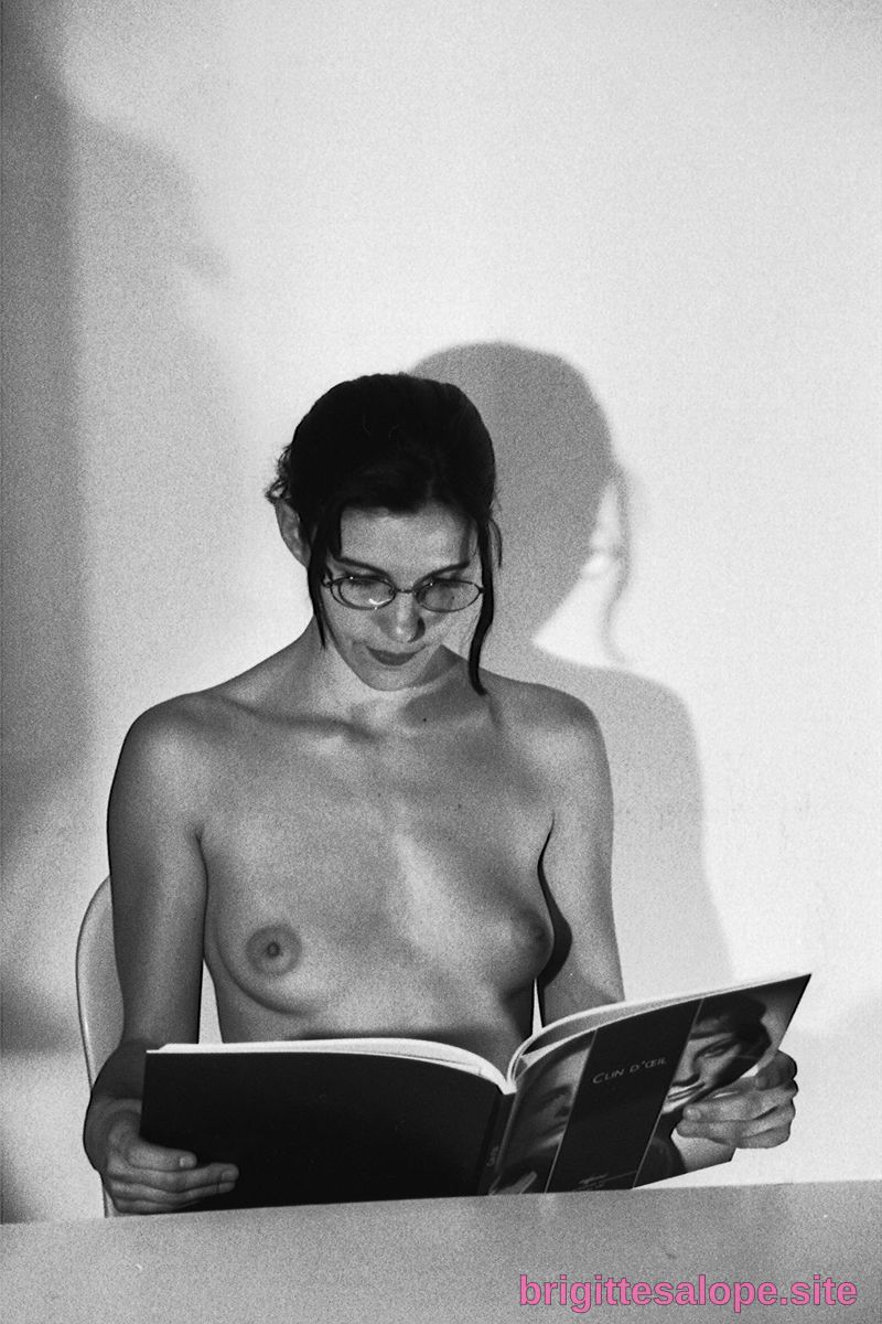 Nu en lecture (photo 2562) — Brigitte la Salope