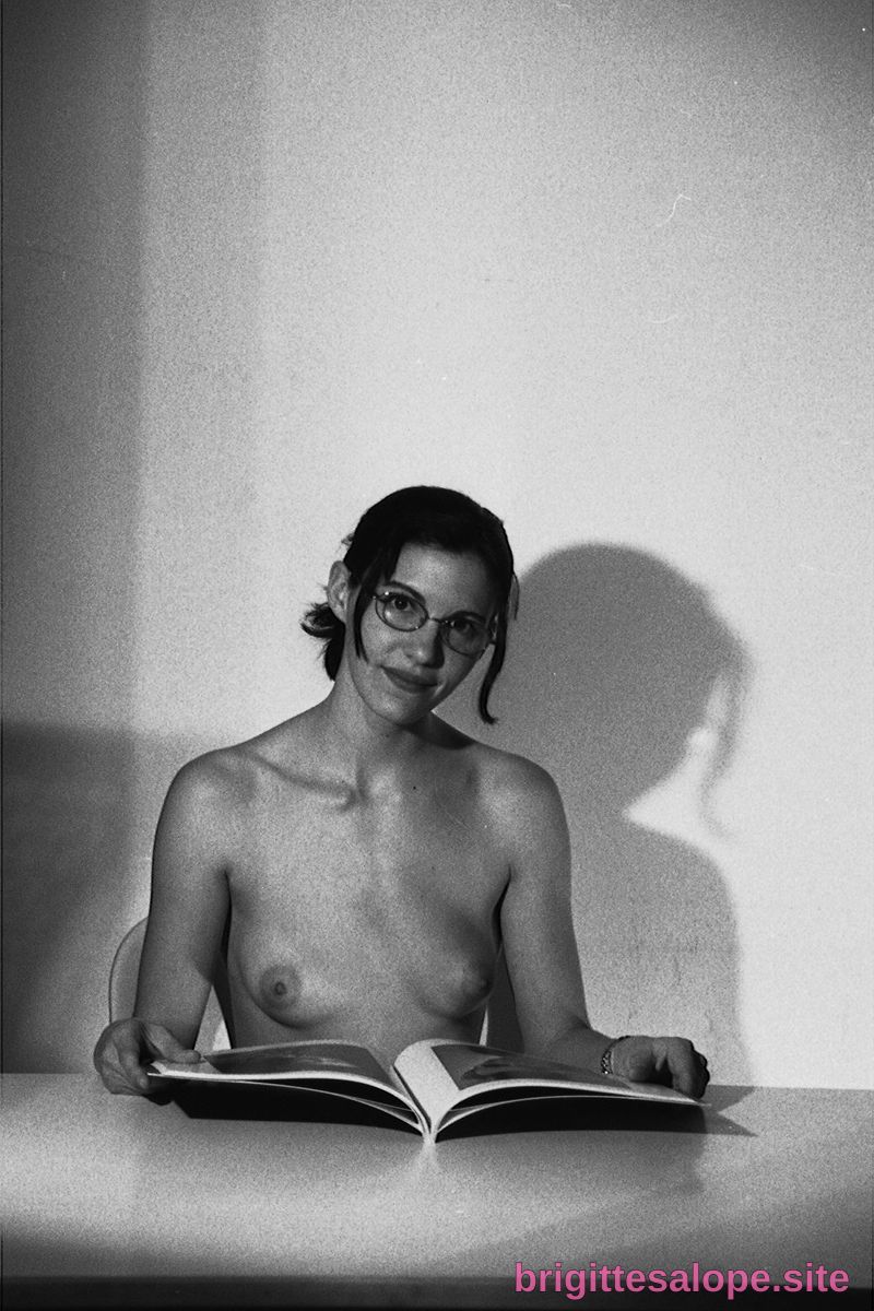 Nu avec lecture — Brigitte la Salope