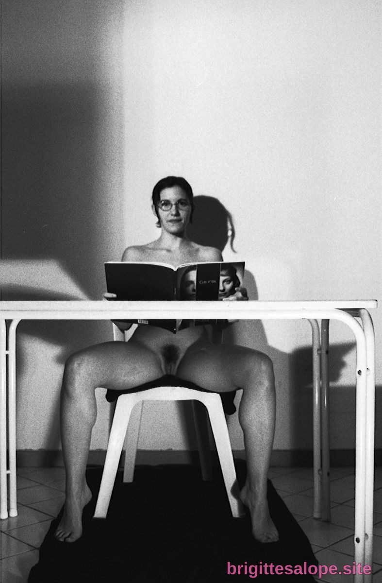 Nue à la table — Brigitte la Salope