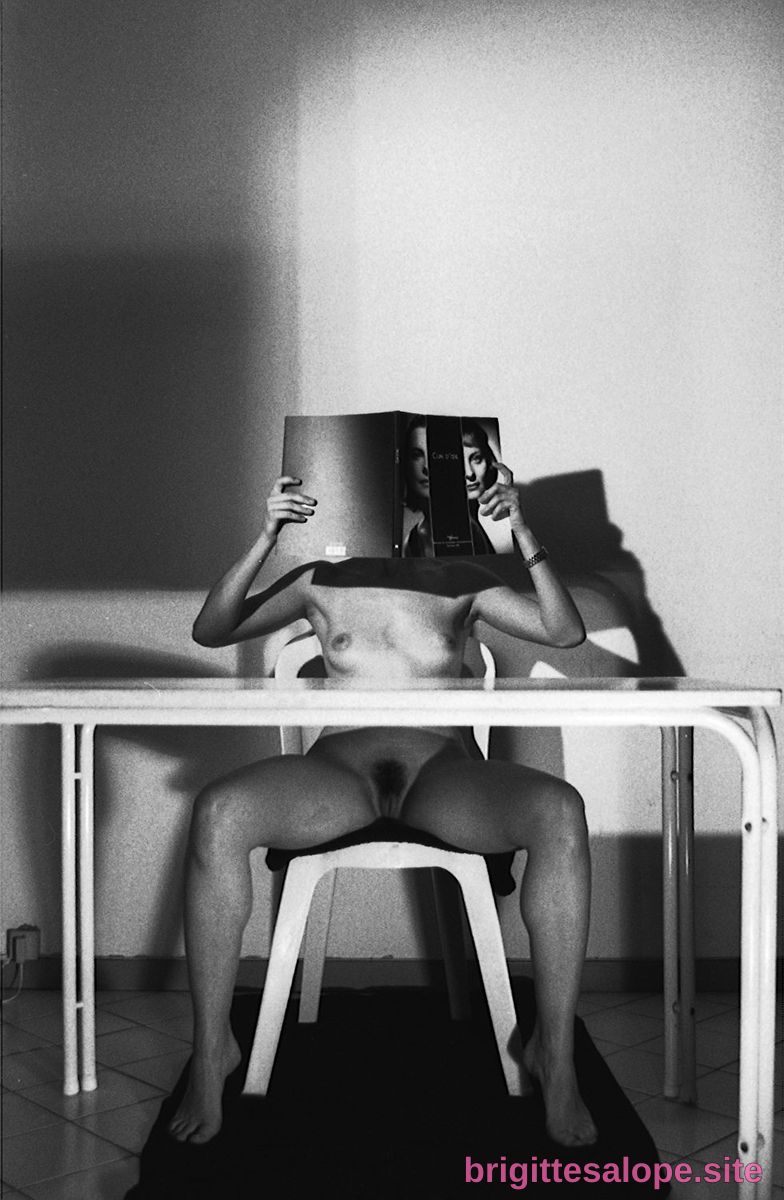 {"titre":"Nue avec un chapeau noir","description":"Femme nue assise… — Brigitte la Salope