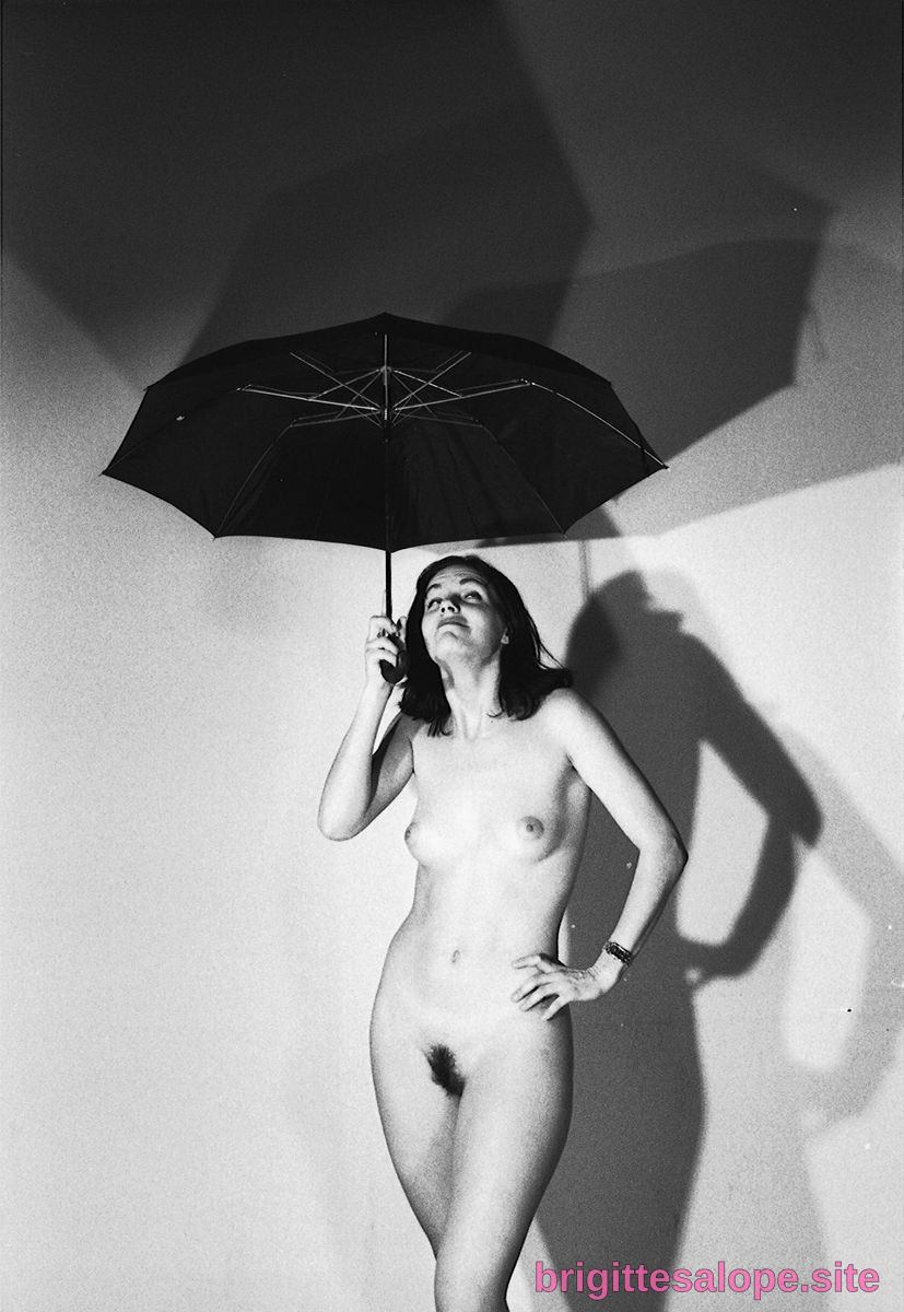 Nue sous l'ombrelle — Brigitte la Salope