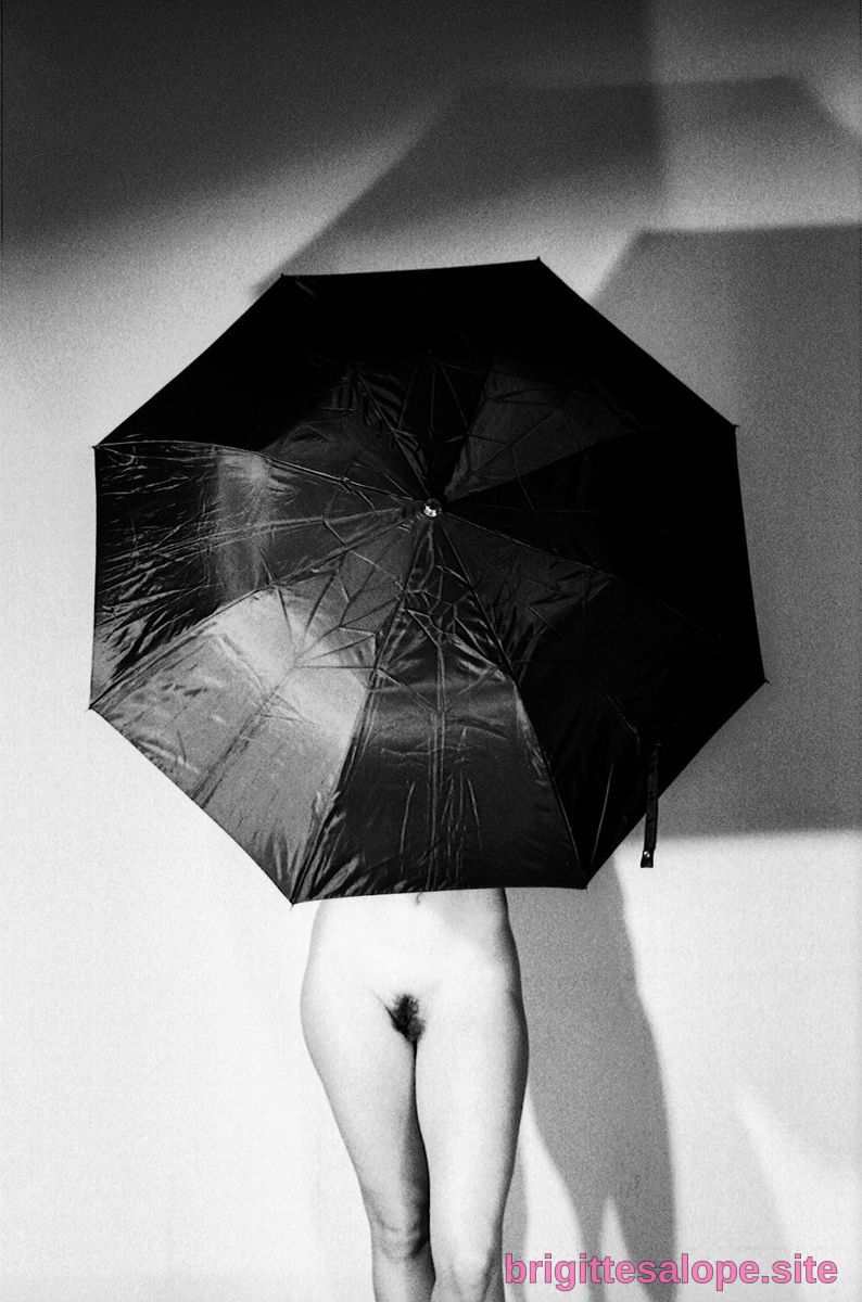 Silhouette sous l'ombrelle noire — Brigitte la Salope