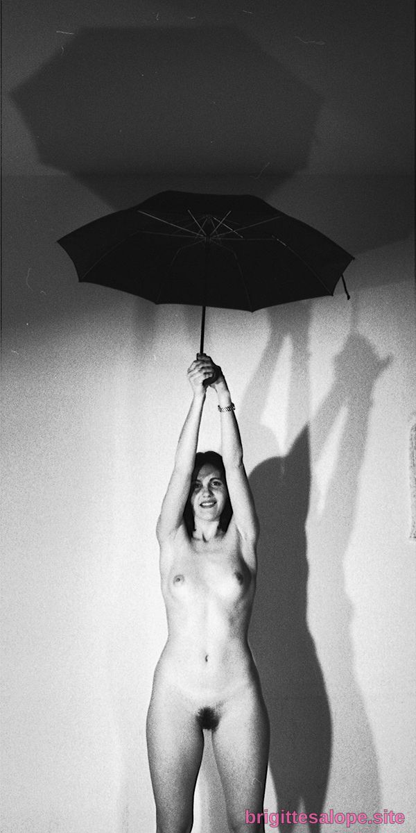 Nue sous l'ombrelle (photo 2590) — Brigitte la Salope
