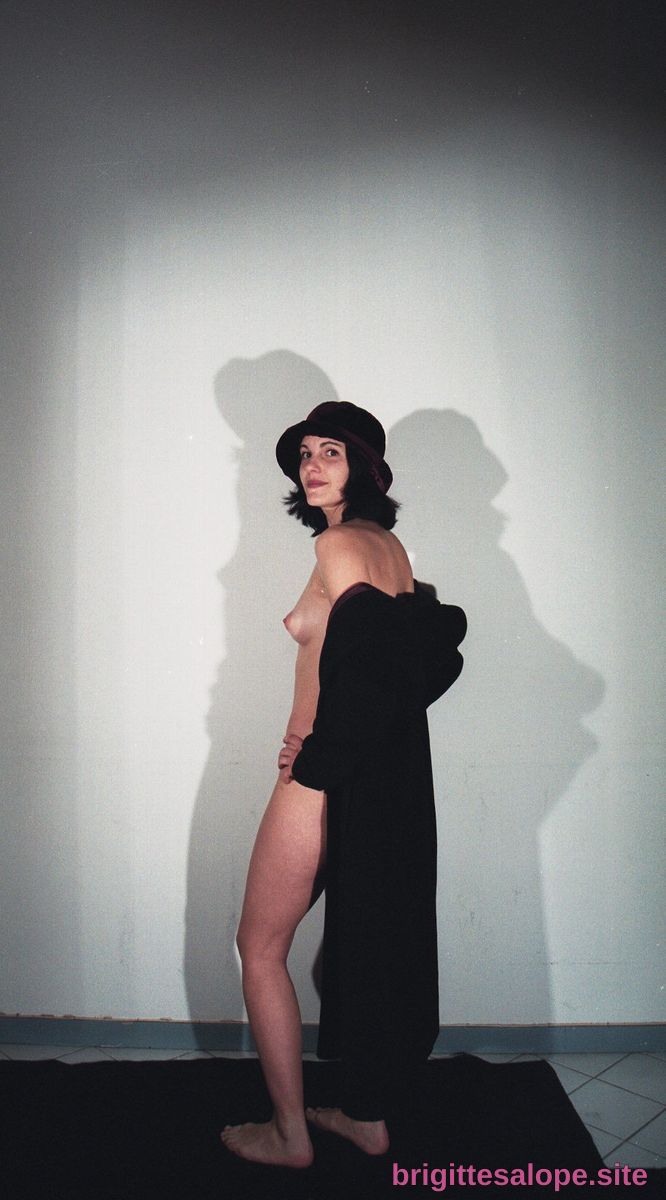 Nu dans l'ombre (photo 2600) — Brigitte la Salope