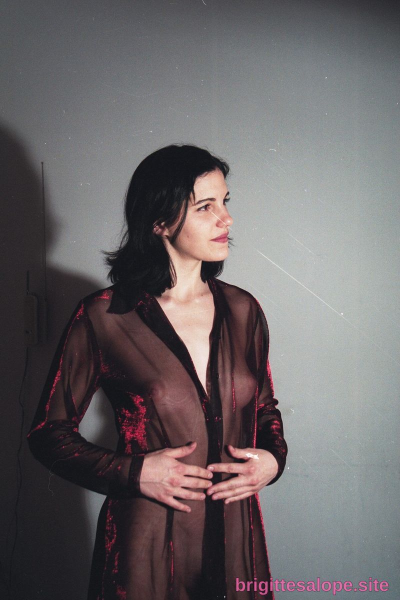 Femme en robe transparente noire et rouge — Brigitte la Salope