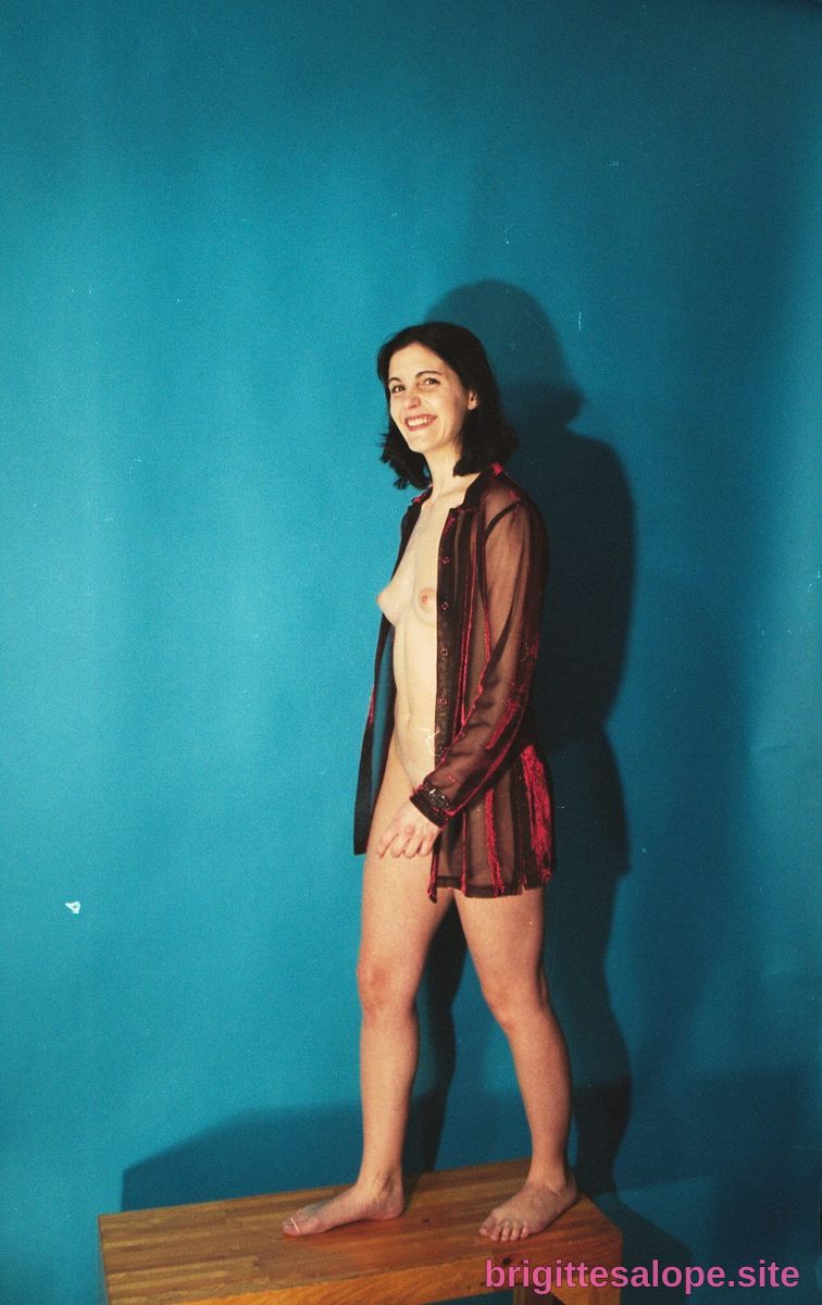 Femme nue sous un voile noir sur fond bleu — Brigitte la Salope