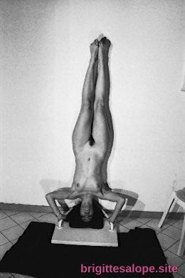 Nude en équilibre inversé — Brigitte la Salope