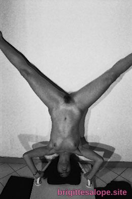 Nue en position de yoga inversé — Brigitte la Salope