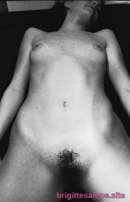 Nude femme en noir et blanc (photo 2638) — Brigitte la Salope