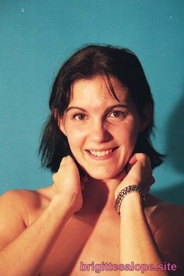 Portrait de femme souriante (photo 2681) — Brigitte la Salope