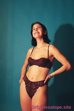 Femme en lingerie noire (photo 2686) — Brigitte la Salope