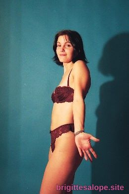 Femme en lingerie noire (photo 2688) — Brigitte la Salope