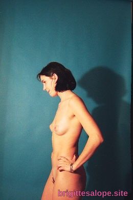 Nue en profil (photo 2701) — Brigitte la Salope