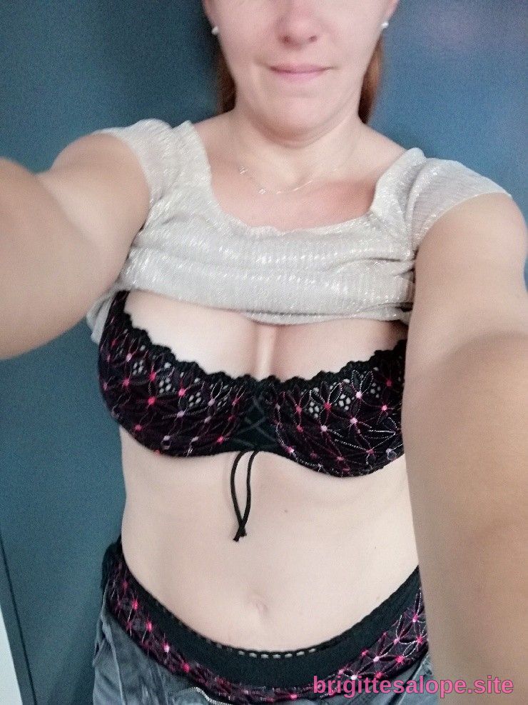 Autoportrait en lingerie noire et blanche — Brigitte la Salope
