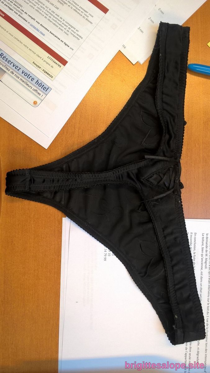 Black pantalons sur une surface de bois — Brigitte la Salope
