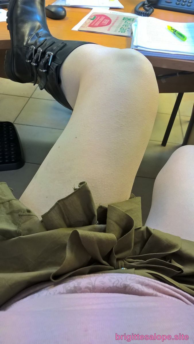 Vue de pieds sous un bureau — Brigitte la Salope