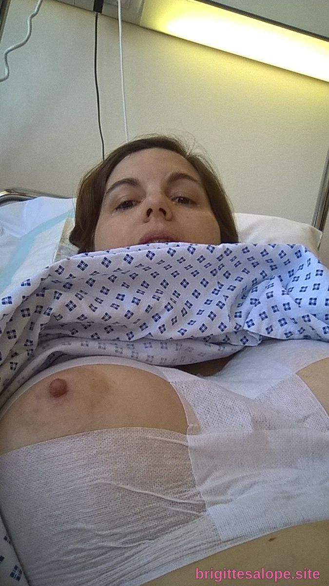 Infirmière au lit — Brigitte la Salope
