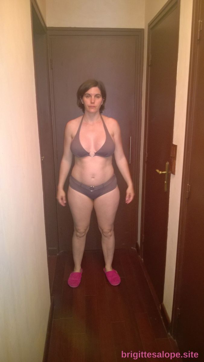 Femme en lingerie dans un couloir — Brigitte la Salope
