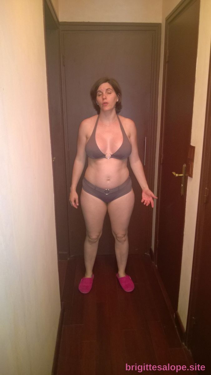 Femme dans un couloir — Brigitte la Salope
