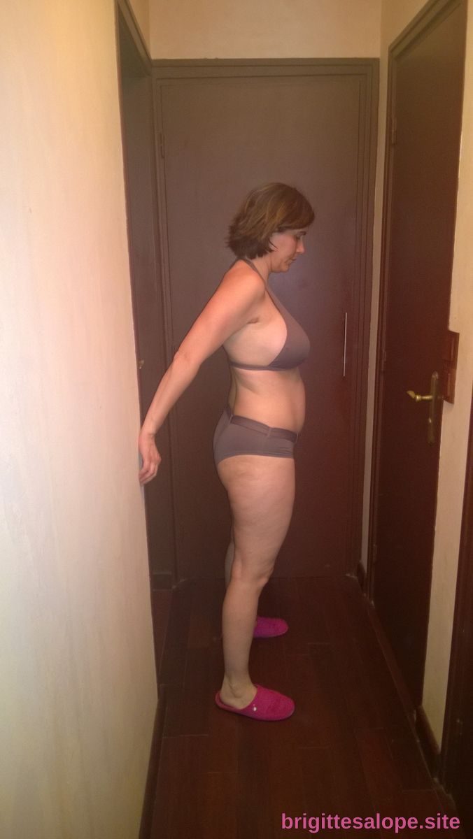 Femme en lingerie dans un couloir (photo 2778) — Brigitte la Salope