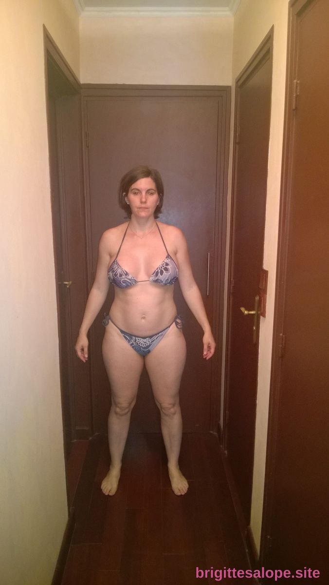 Femme en bikini dans un couloir — Brigitte la Salope