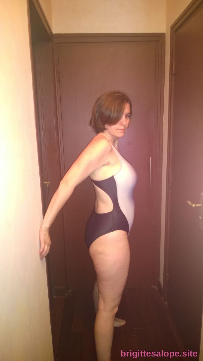 Femme en maillot noir et blanc — Brigitte la Salope